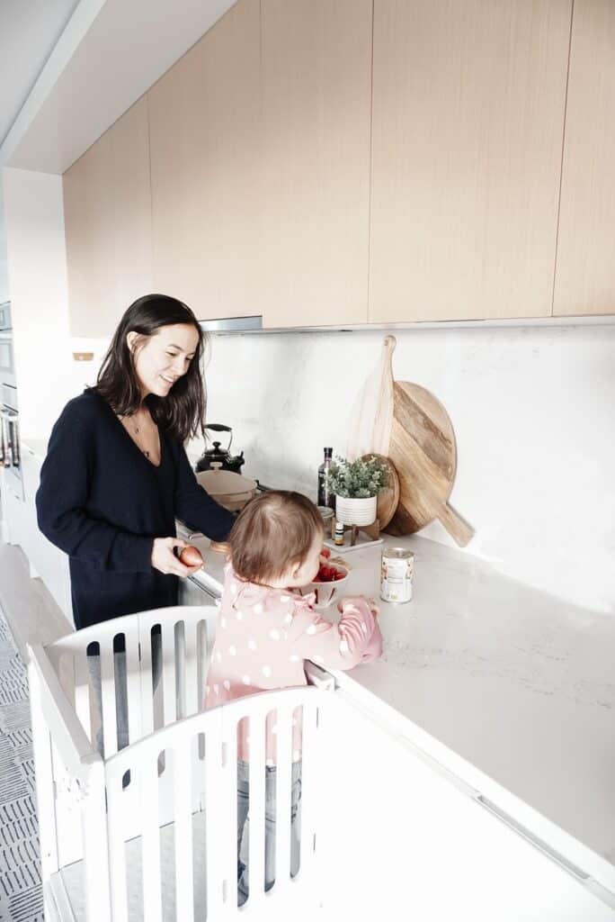 Signed Samantha and her daughter, Sloane cooking in the kitchen with her always pan before she gives a full always pan review