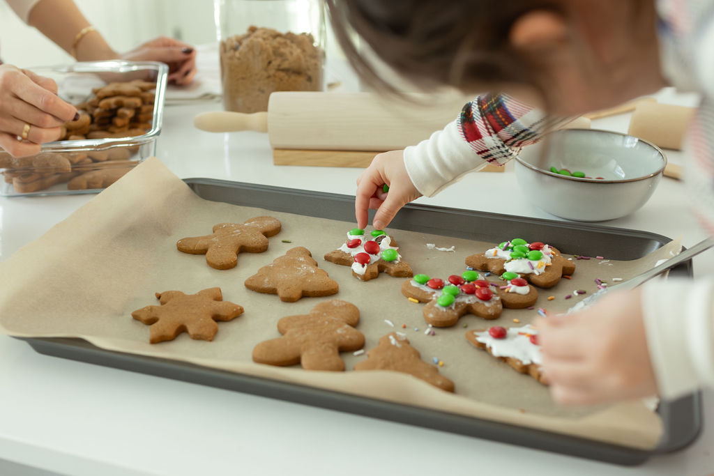 girl decorating gingerbread cookies in Eastwood
